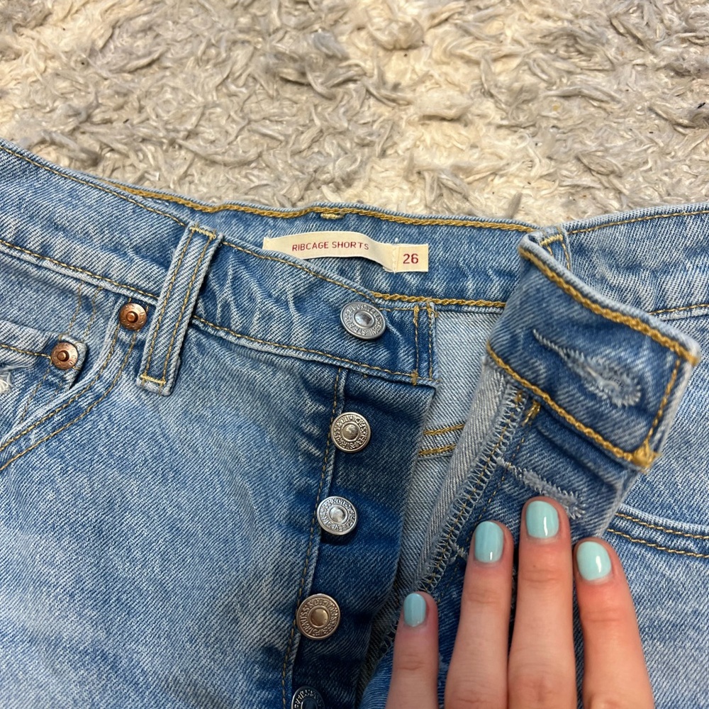 LEVIS Ribcage Shorts - Picture 2 of 4